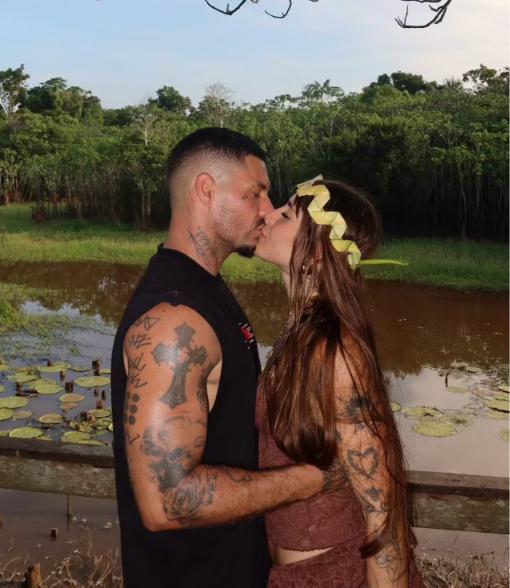 Filipe Ret faz tour por Manaus com a noiva e encara aventuras na floresta