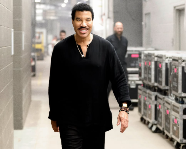 Lionel Richie é internado em UTI nos EUA após passar mal durante show