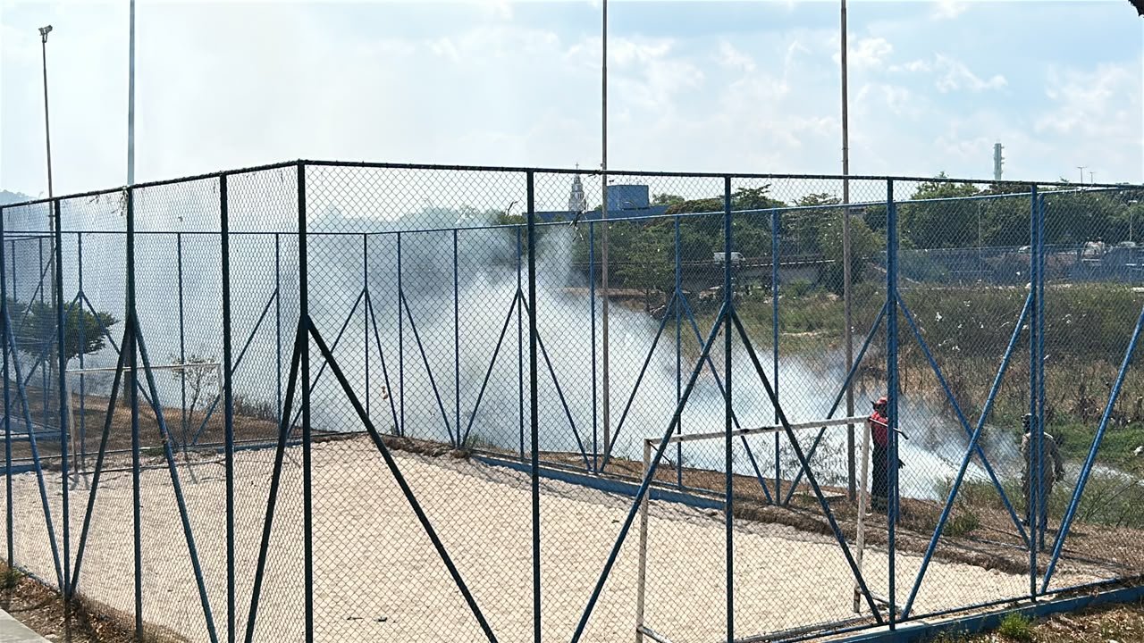Incêndio em área de mata se espalha e provoca fumaceiro no Educandos