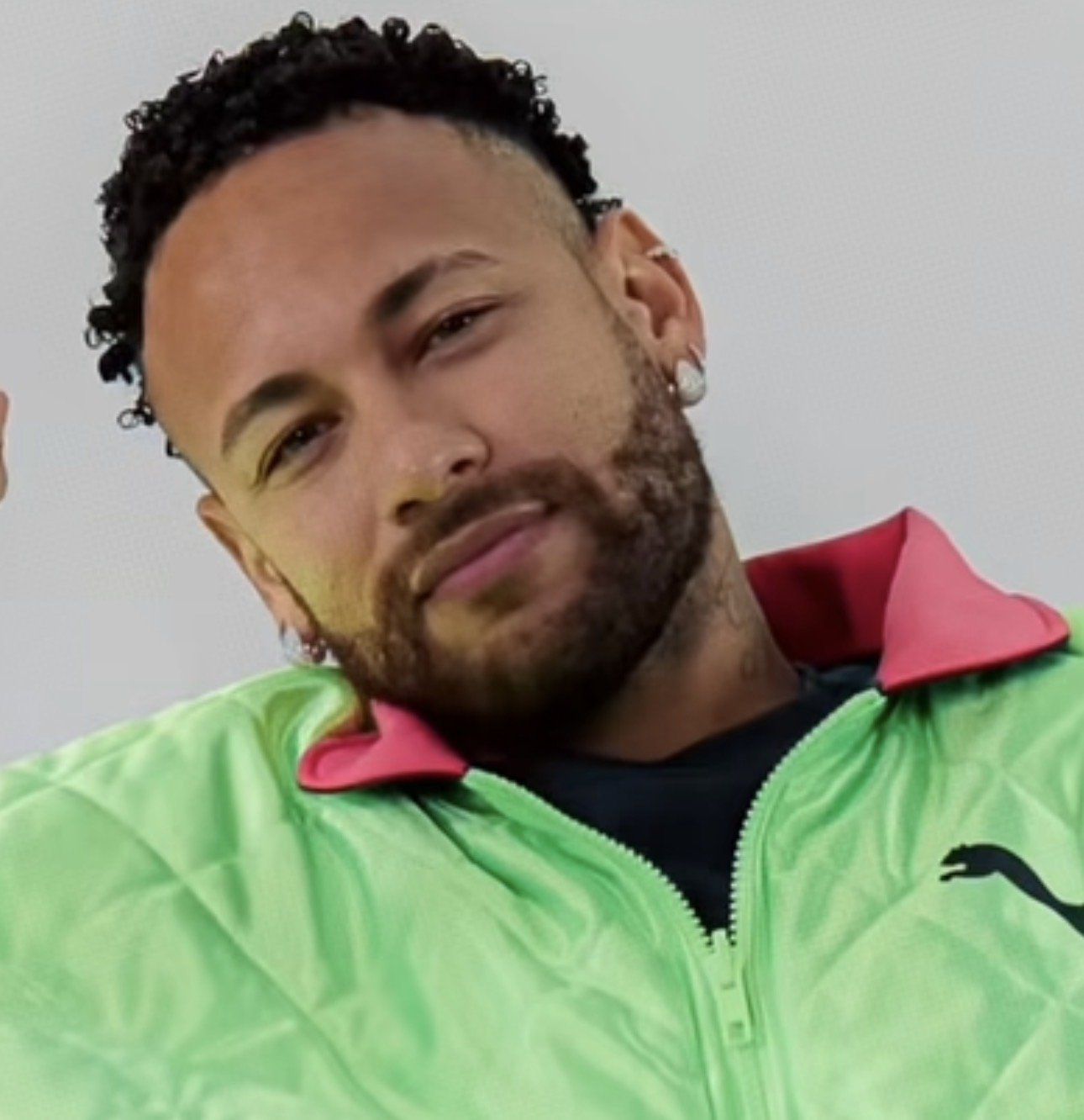 Neymar Jr. surpreende com novo visual e é elogiado: “mais jovem”