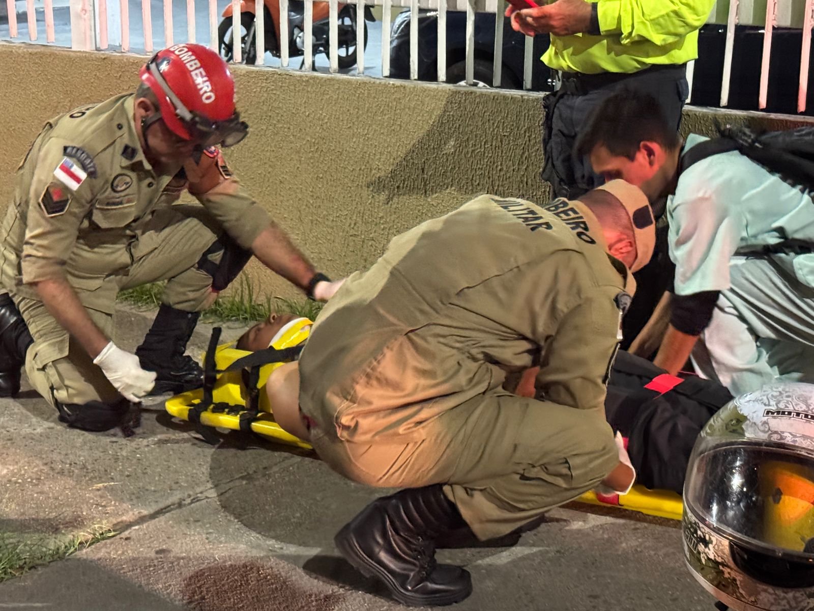 Motociclista por aplicativo e passageiro ficam feridos em acidente na Cosme Ferreira