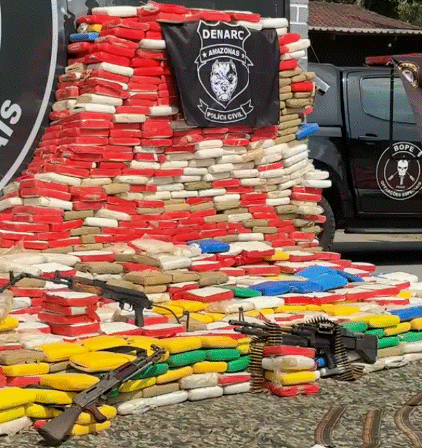 Operação apreende 4,5 toneladas de skunk, armas de guerra e lancha blindada no Amazonas
