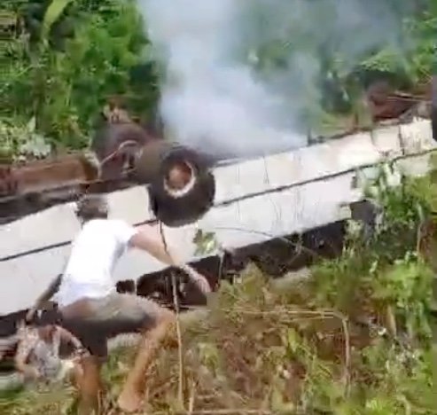 Ônibus capota e cai em ribanceira na BR-174 em Presidente Figueiredo