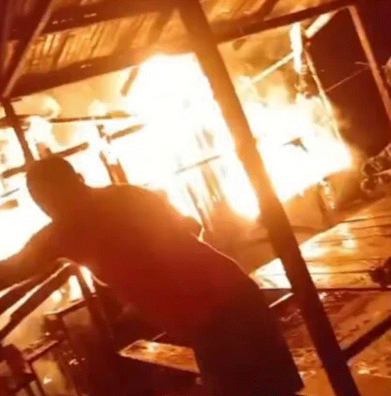 Casa pega fogo e é completamente destruída em Manacapuru; veja vídeo