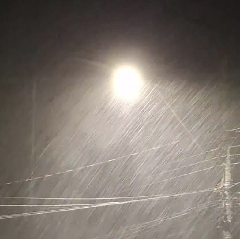 Após dias de calor intenso e ar seco, chuva volta a atingir bairros de Manaus