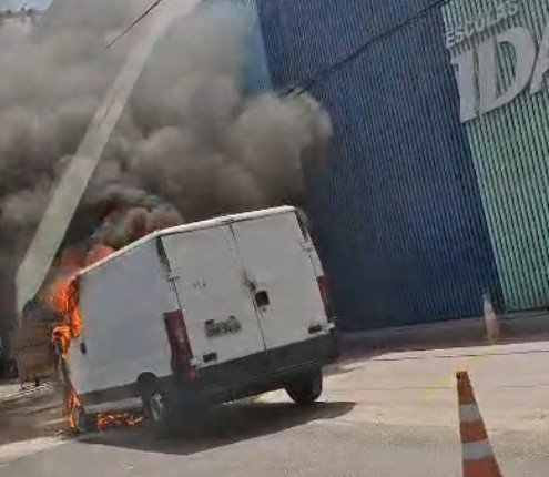 Chamas consomem carro em frente à escola na Cidade Nova