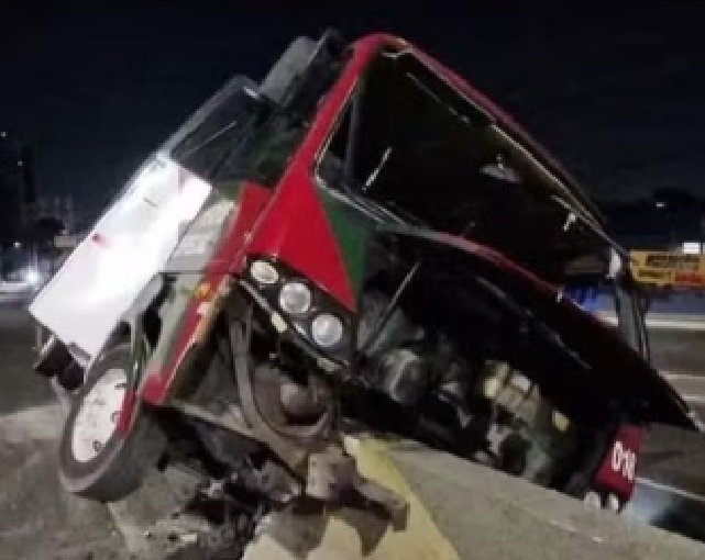 Micro-ônibus quase capota após motorista passar mal no viaduto em Manaus