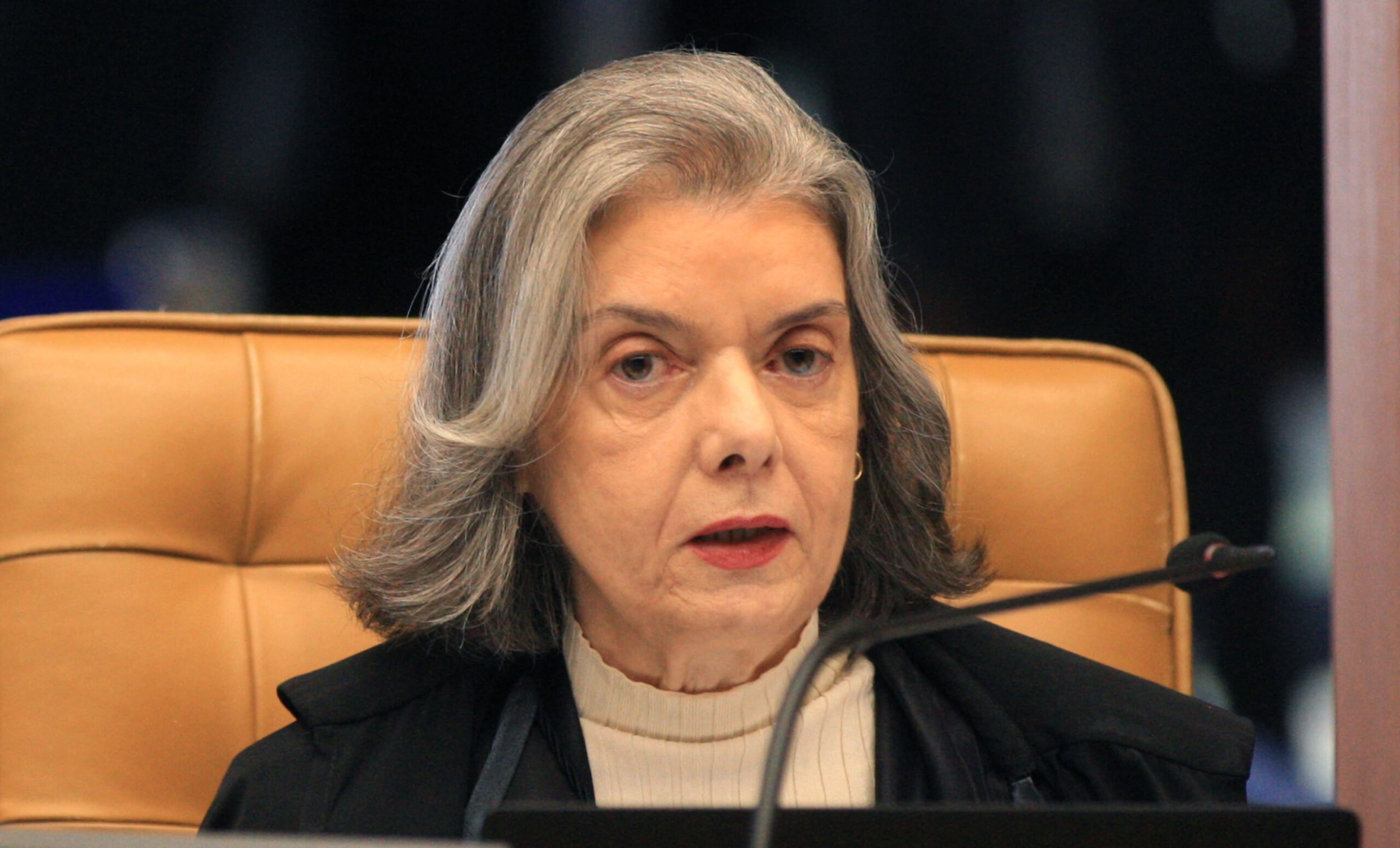 Cármen Lúcia lamenta ‘descrença’ nas instituições em meio à crise no STF
