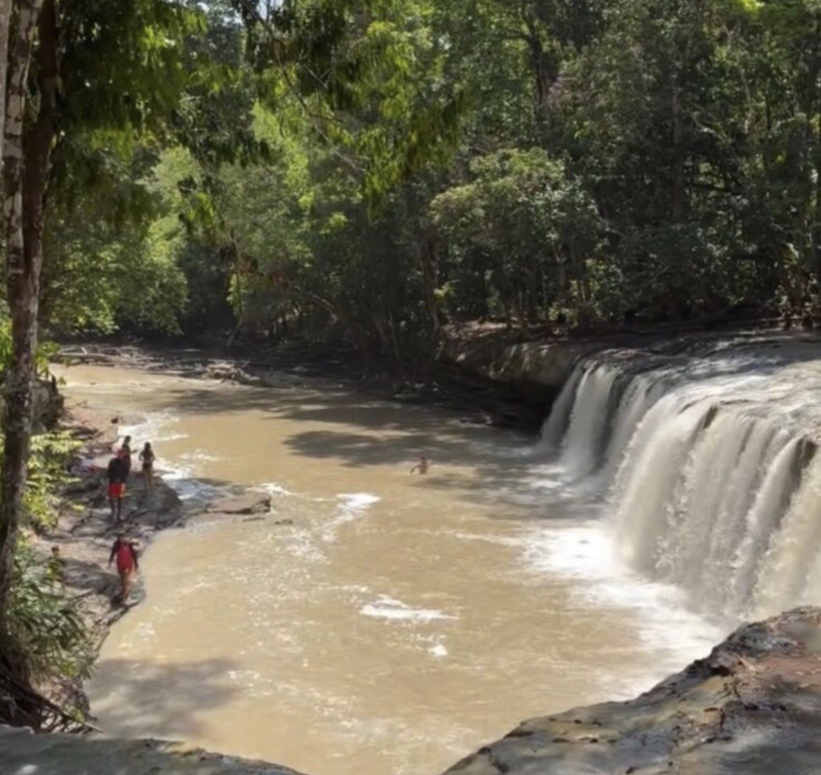 Rio Urubu tem coloração alterada e balneário é fechado em Presidente Figueiredo