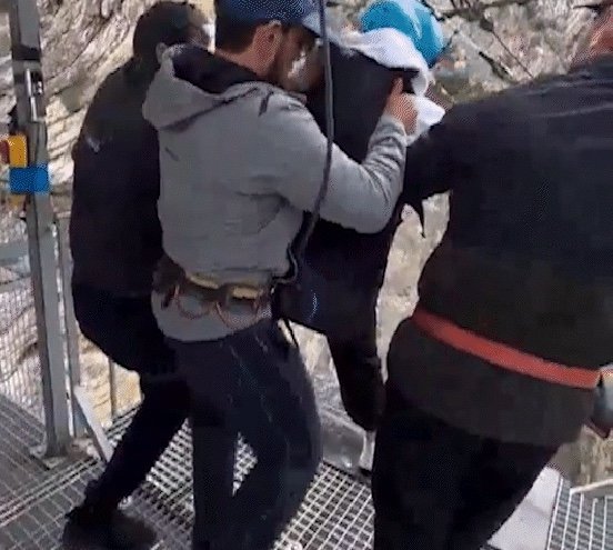 Turista é chutada e lançada à força em cânion de 80 metros