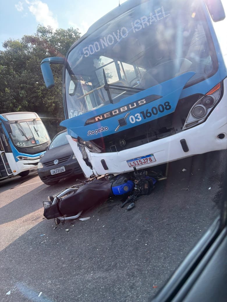 Motociclista fica ferido ao ser atingido por ônibus em cruzamento no Monte das Oliveiras