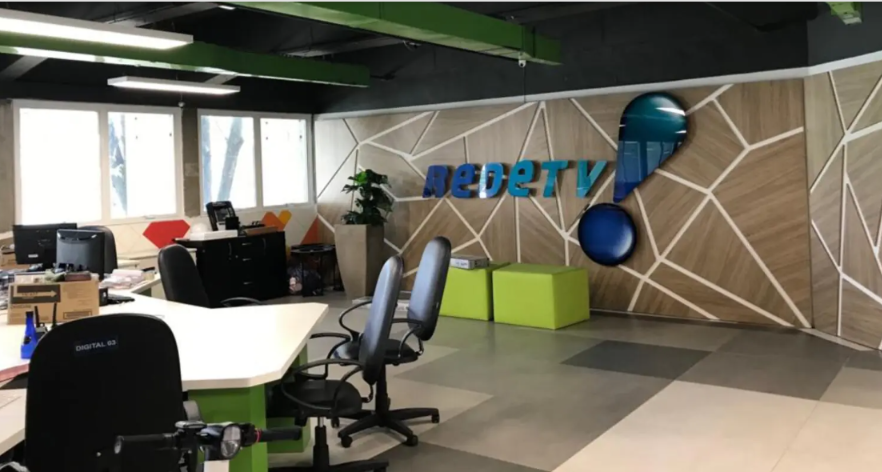 Jornalistas trocam socos dentro da RedeTV!; saiba o motivo