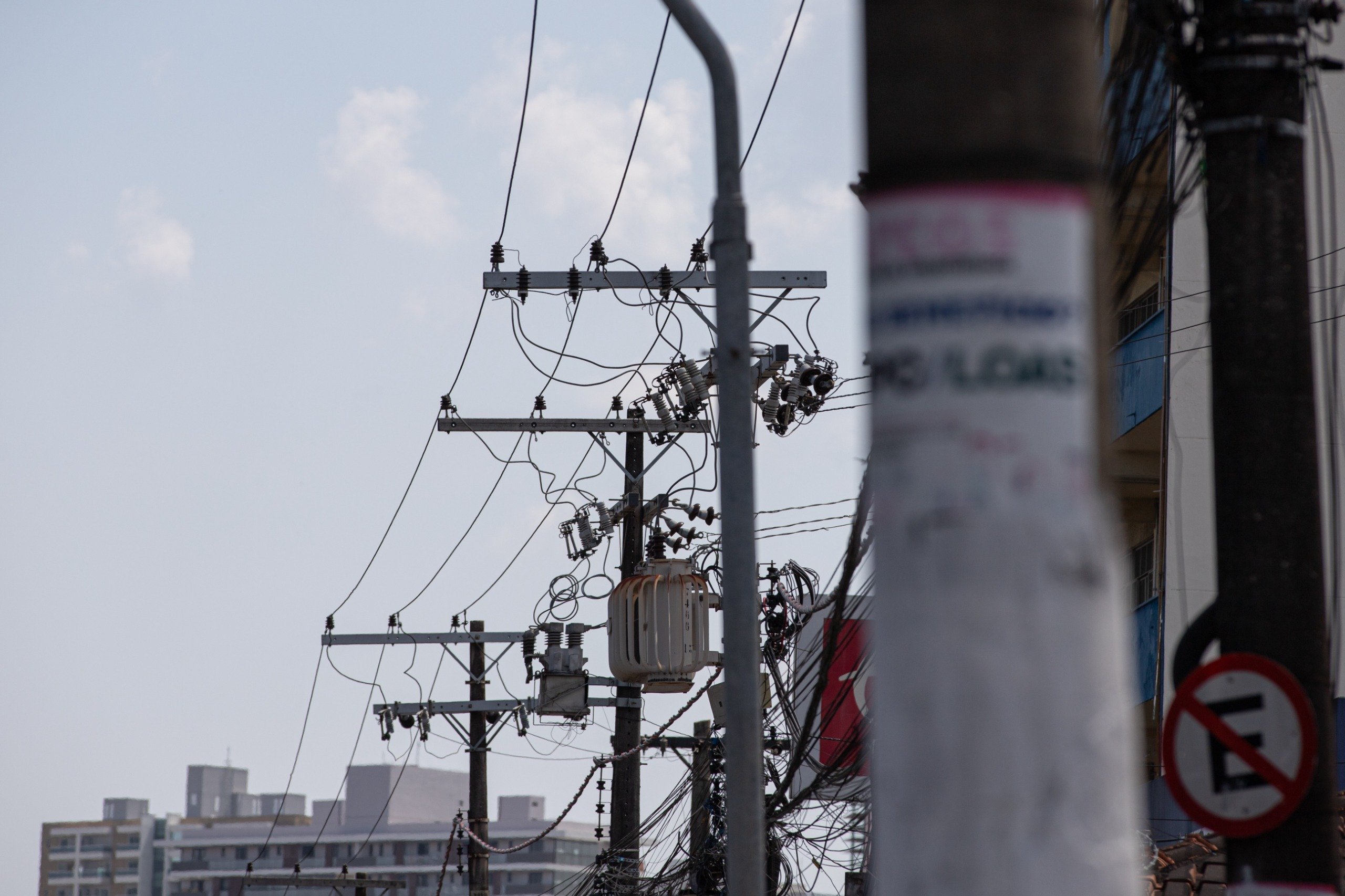 Explosões e rompimentos de fios levam DPE-AM a ampliar apuração sobre rede elétrica