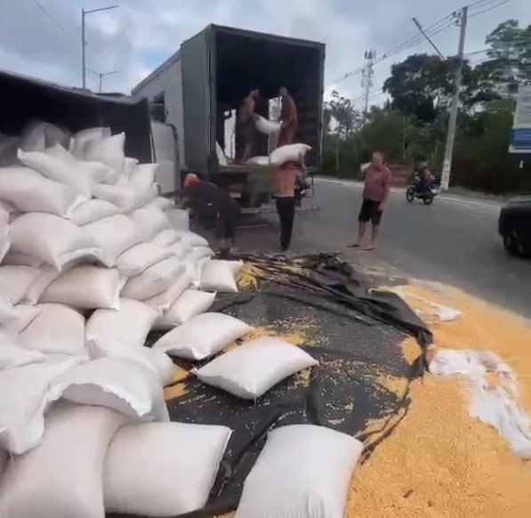 Caminhão carregado de milho tomba e trava trânsito no Tarumã