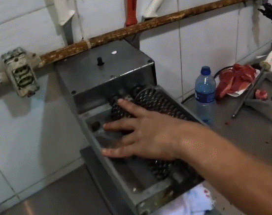 Homem tem dedo esmagado em máquina de carne enquanto trabalhava em Manaus