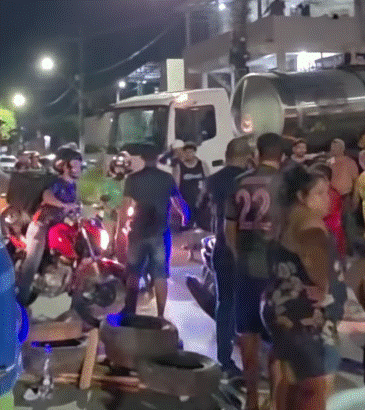 Moradores fecham avenida em protesto contra a Águas de Manaus após 22 dias desabastecidos