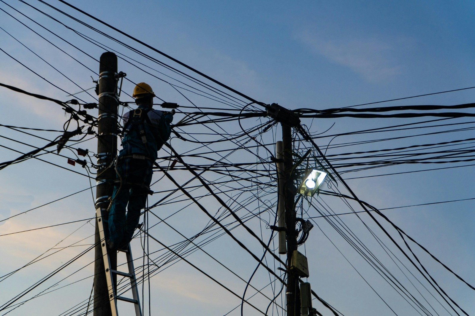Ministério Público cobra explicações da Âmbar Energia sobre substituição de cabos elétricos em Manaus