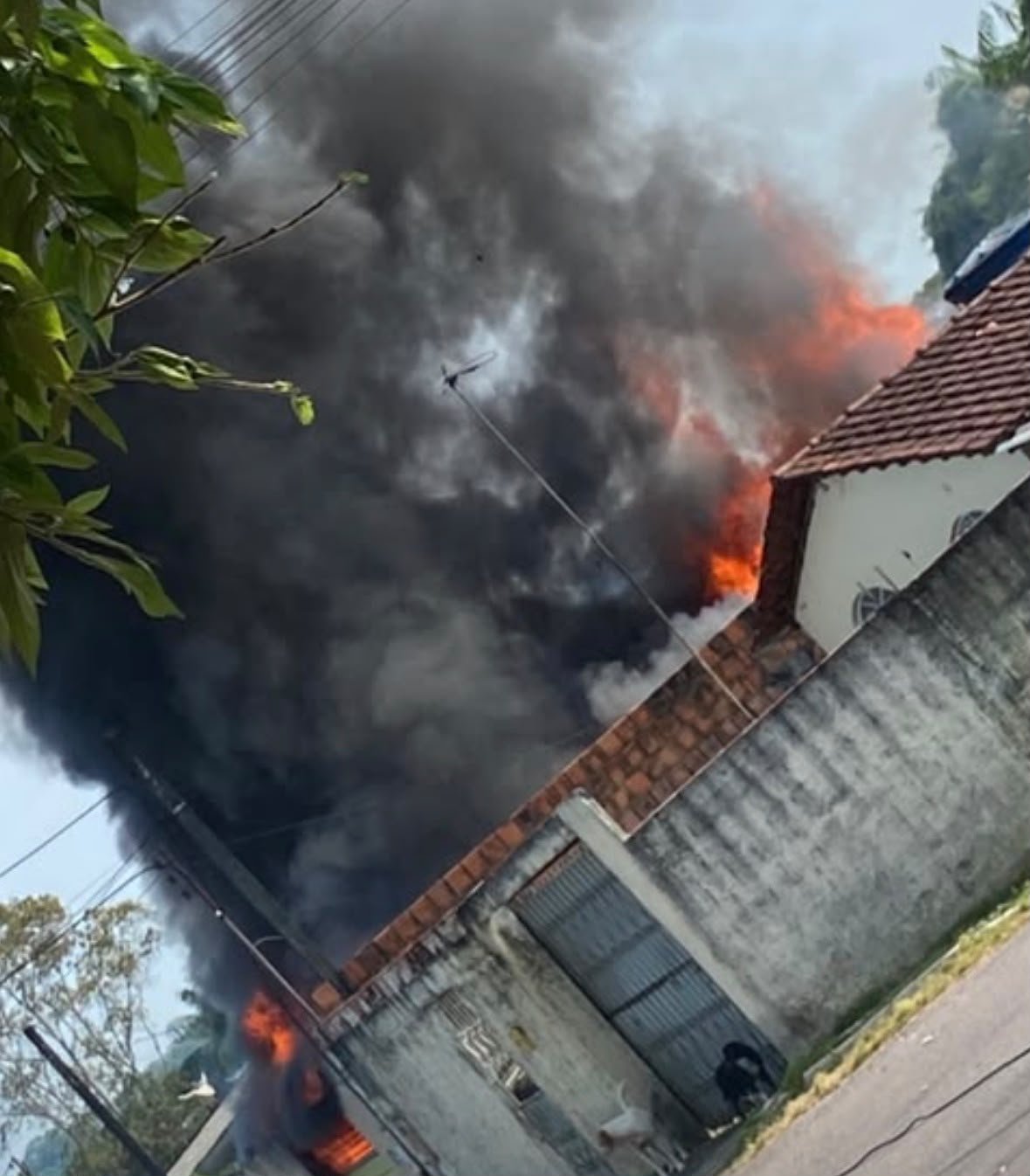 Labaredas consomem imóvel e deixam morador ferido em Manaus