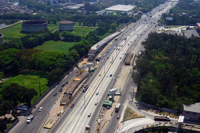 Obras de conservação mantêm faixa da Avenida Brasil interditada em Manguinhos