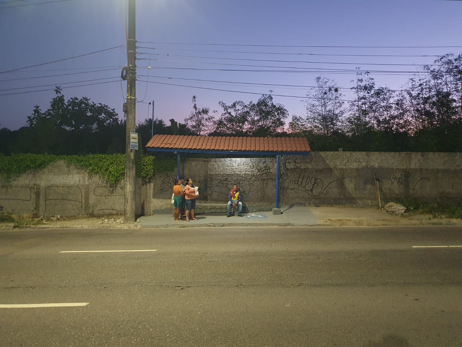 Pontos de ônibus com piso tátil e energia elétrica começam a ser instalados em Manaus