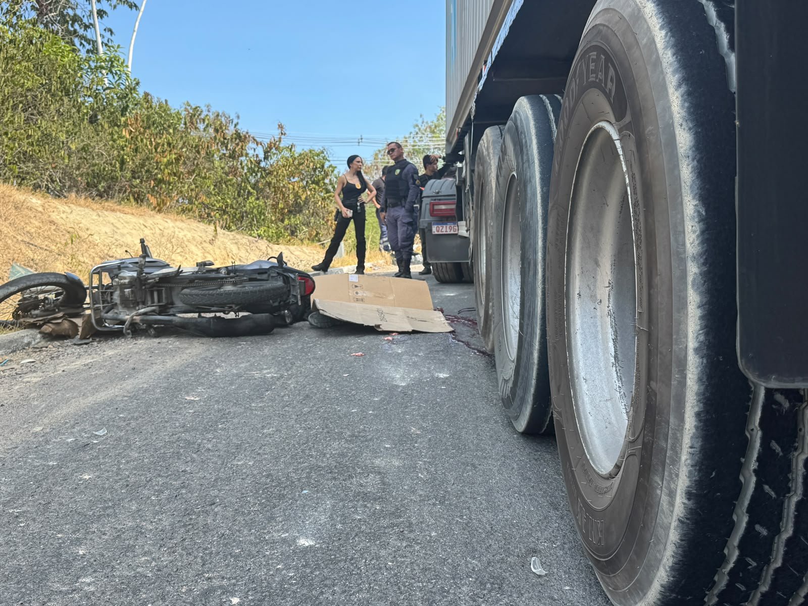 Motociclista tem cabeça esmagada por carreta a caminho do trabalho em Manaus