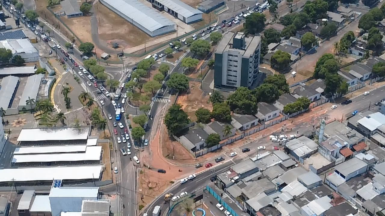 Rompimento de duas adutoras altera rotas de 9 linhas de ônibus e complica trânsito em Manaus
