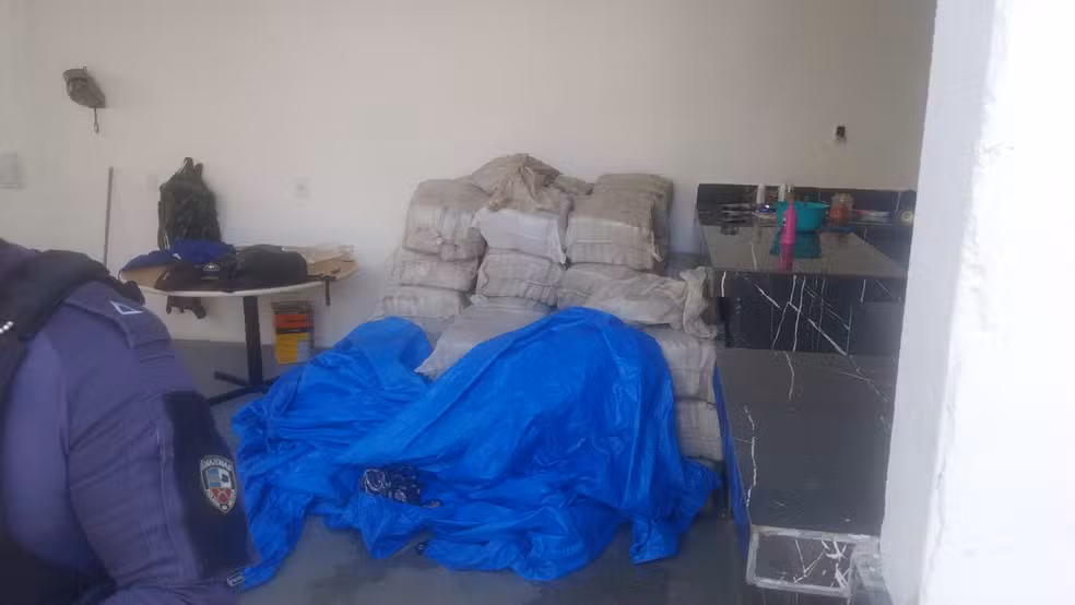 Dupla é presa e com 2,5 toneladas de drogas escondidas em casa no Tarumã