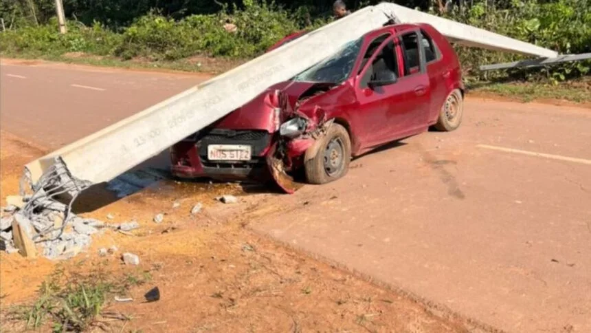 Batida derruba poste e deixa cabos de alta tensão sobre avenida em Presidente Figueiredo