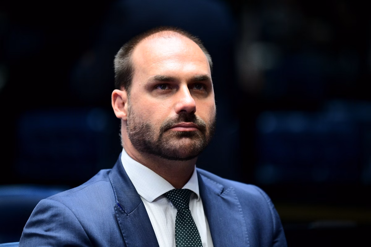 Eduardo Bolsonaro é demitido da Polícia Federal por abandono de cargo