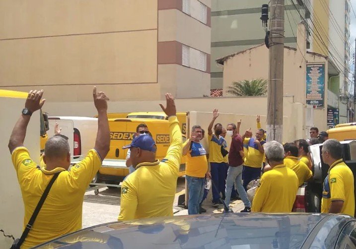 Greve dos Correios continua após suspensão de julgamento no TST