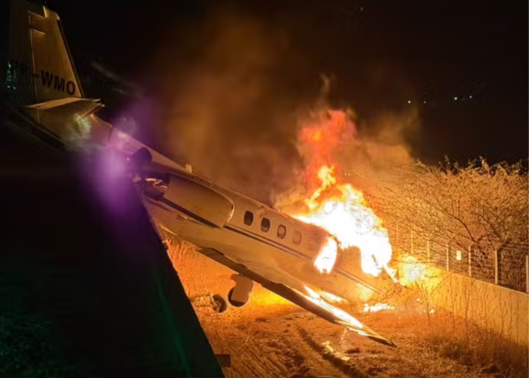 Vídeo mostra avião de Rey Vaqueiro em chamas após sair da pista