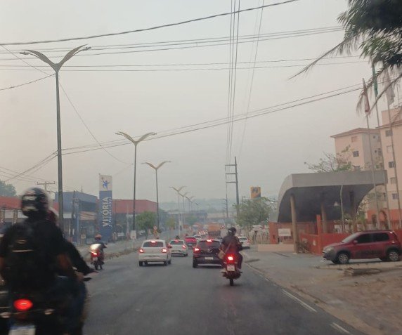Olhos ardendo e falta de ar: Manauaras enfrentam difícil de calor e qualidade do ar péssima