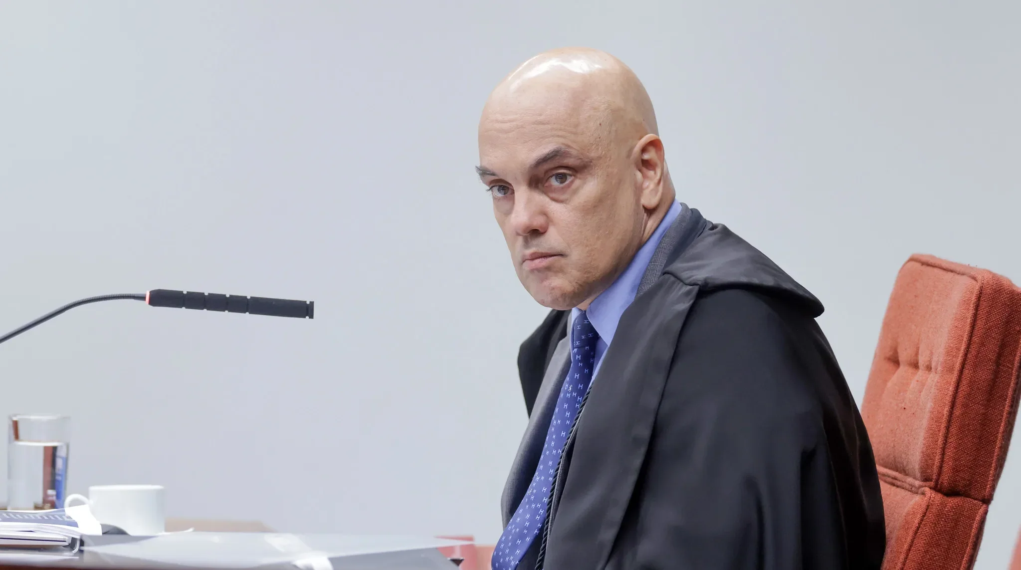 Moraes acusa Mendonça de abuso de autoridade e pede investigação no STF