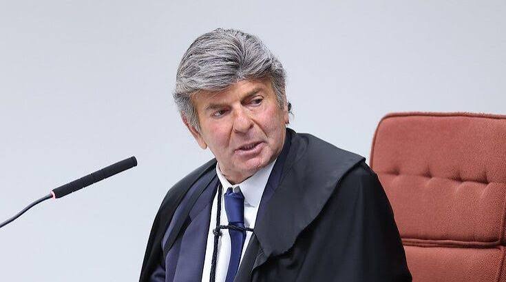 Decisões de Fux e Dino ampliam tensão entre STF e TSE antes da eleição