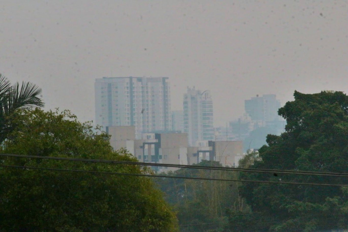 Fumaça volta a encobrir Manaus nesta quinta; veja como está a qualidade do ar