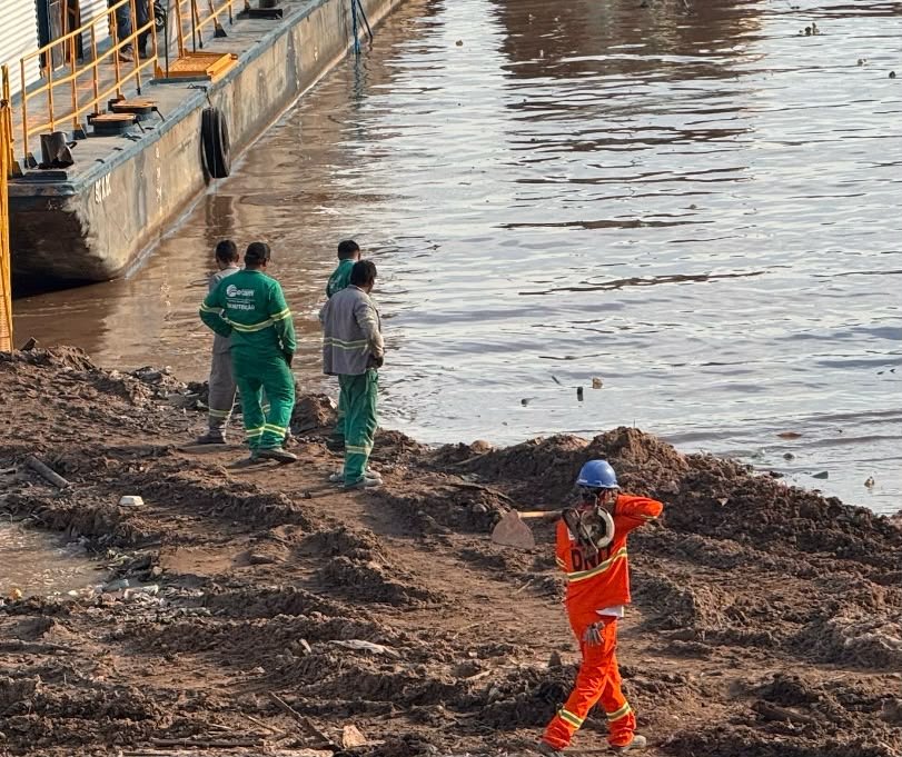 Agentes de limpeza encontram crânio na beira do rio em Manaus