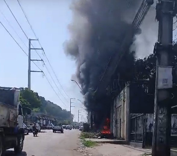 Incêndio intencional assusta motoristas e mobiliza bombeiros na av. Camapuã