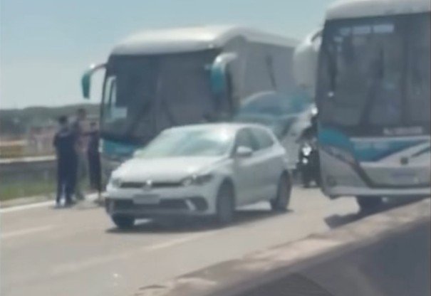 Bandidos interceptam ônibus escolares e bloqueiam Linha Vermelha no Rio