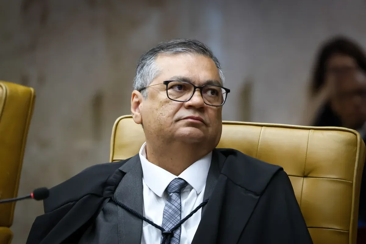 Dino amplia investigação sobre Banco Master e cemitérios, mas barra apuração contra Mendonça