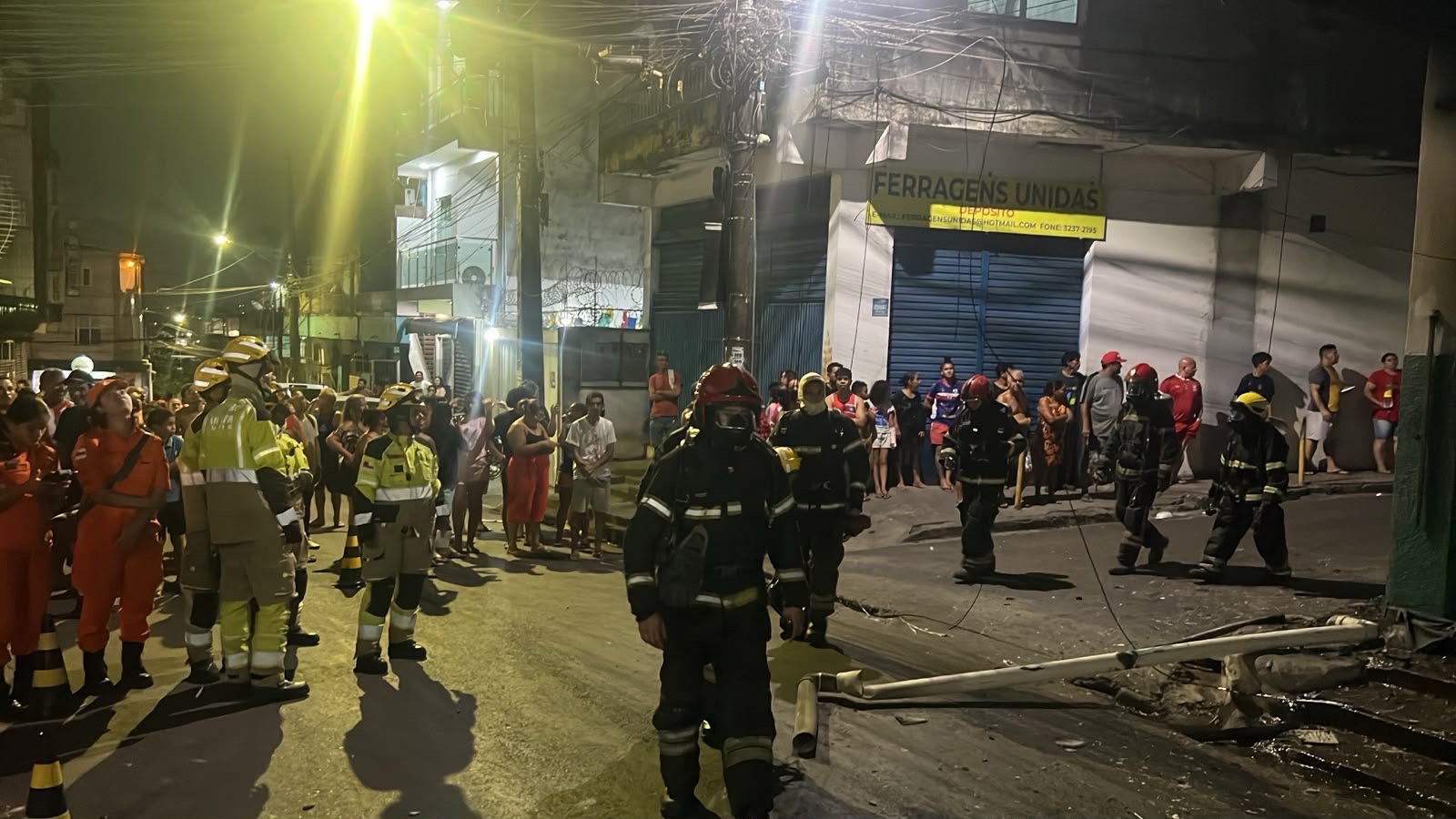 Incêndio destrói padaria e assusta moradores no bairro Educandos