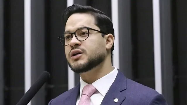 PF cumpre 29 mandados e faz buscas na casa de Adail Filho em Manaus