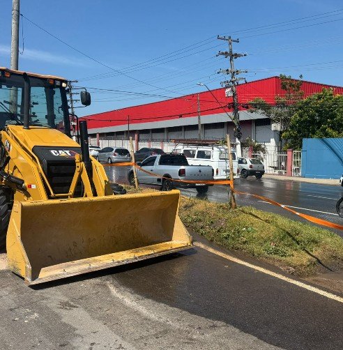 Av. Torquato Tapajós segue interditada após rompimento de adutora pela segunda vez