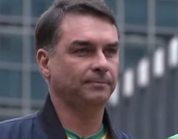 'Aquela laranja podre não pode contaminar toda a corte', dispara Flávio sobre Moraes em comício