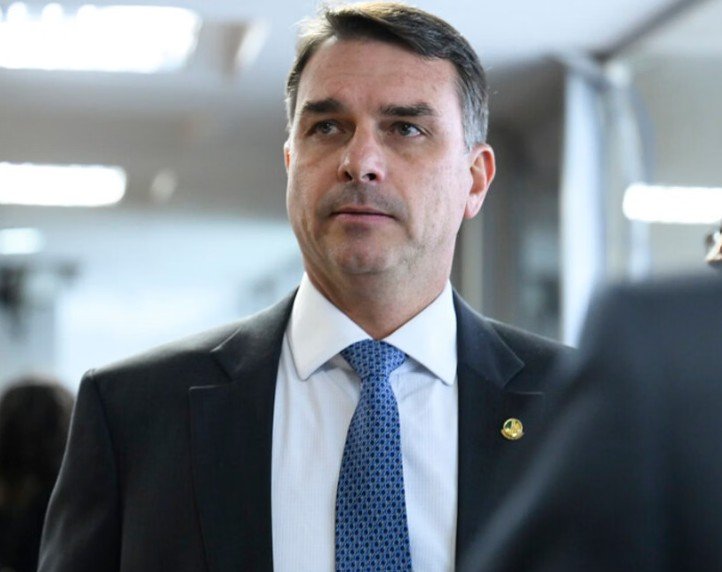 Flávio Bolsonaro cobra voto de Cármen Lúcia para abertura de investigação contra Moraes