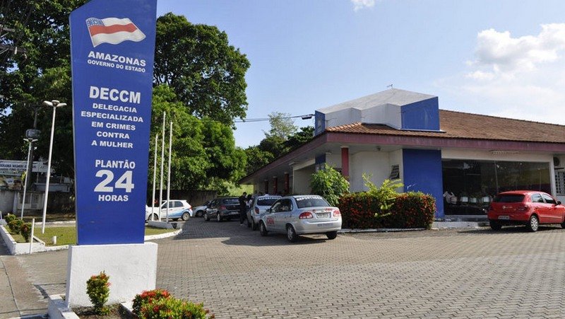 Mulher é detida após agredir companheira e danificar viatura em Manaus