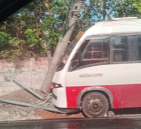 Micro-ônibus invade calçada e atinge poste na avenida Torquato Tapajós
