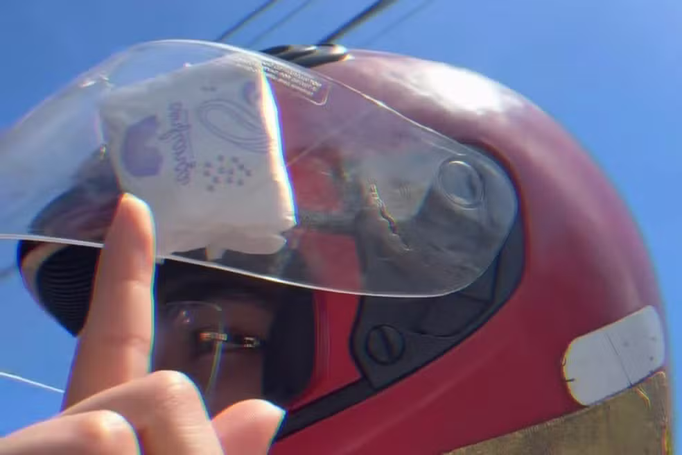 “Que é isso?” Passageira encontra absorvente preso em capacete de moto de app em Manaus