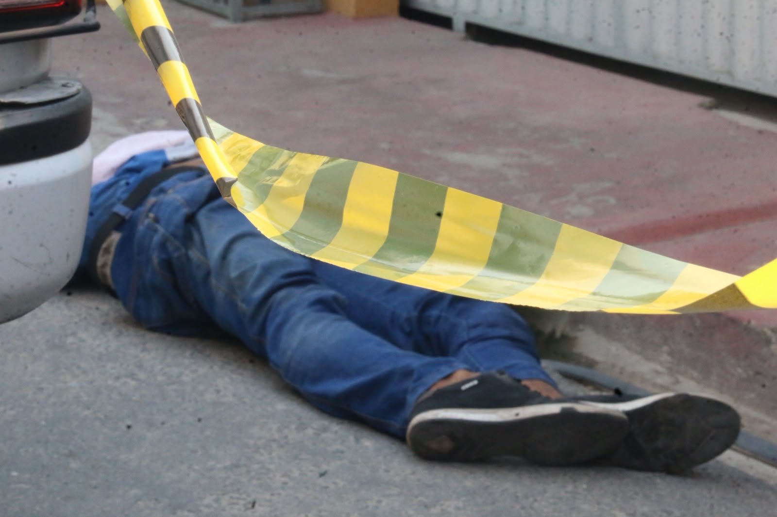 Homem é surpreendido por atiradores e morto a tiros enquanto caminhava em Manaus