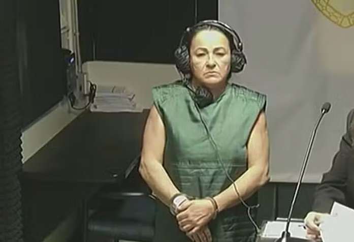 Briga por ciúmes termina com mulher presa após jogar balde de fezes em vizinha