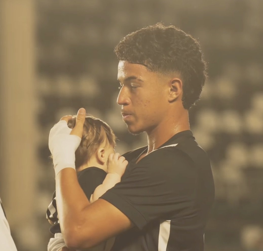 Jogador que acalmou bebê no hino marca duas vezes e dá o título do Sub-20 ao Vasco